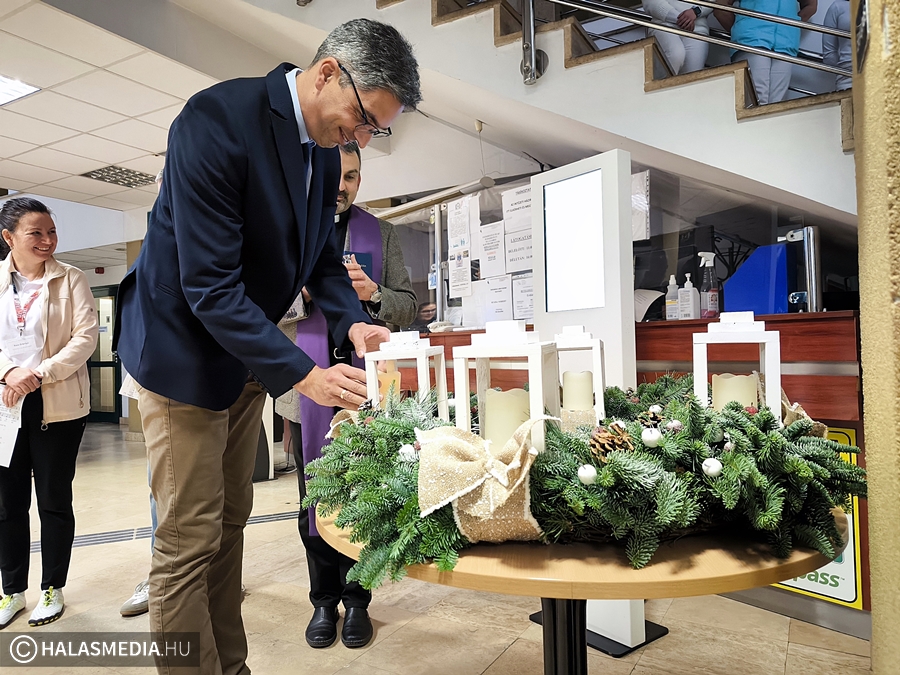 Gyertyagyújtás és közös éneklés a kórházban