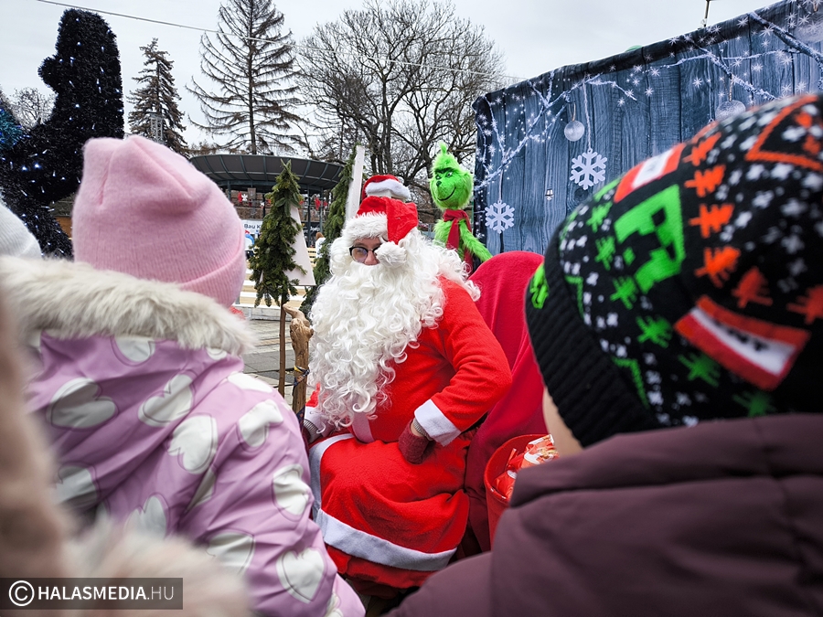 Halas főterén várta a gyerekeket a Mikulás