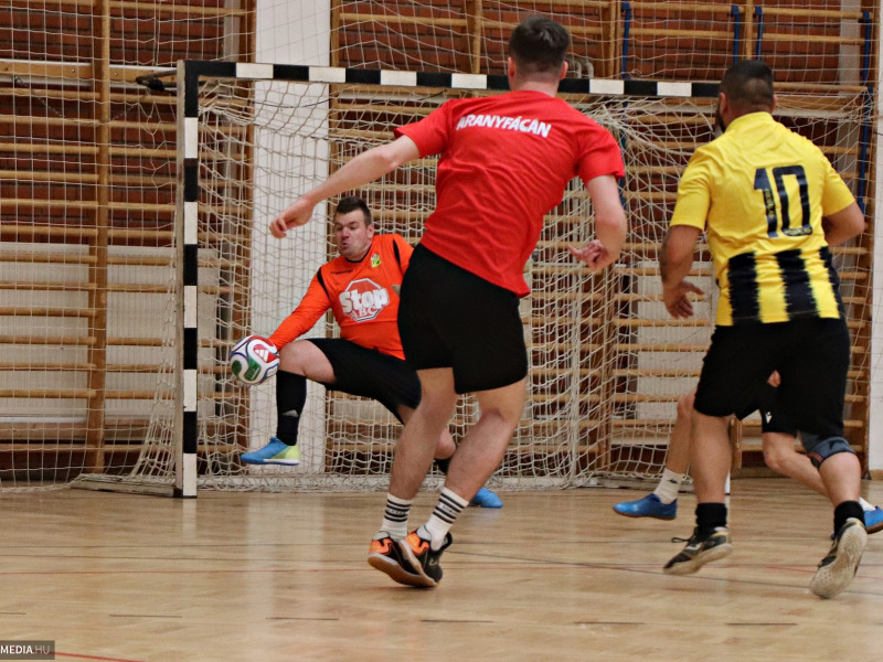 Elrajtolt a kispályás bajnokság