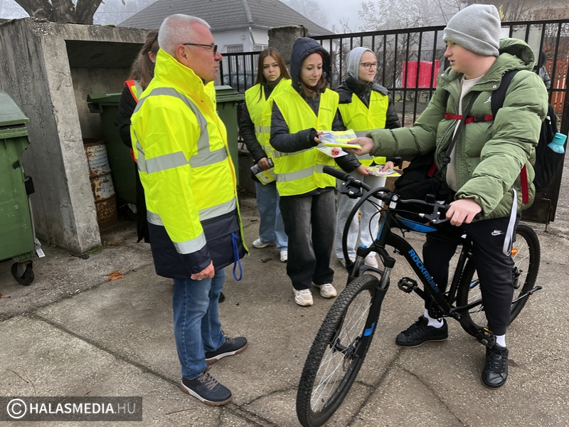 Láthatósági mellényt és kerékpár világítást osztottak a halasi polgárőrök