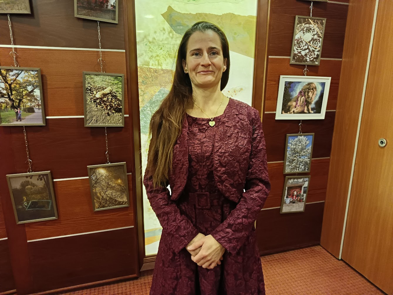 Fotók és festmények Bor Mónika önálló kiállításán 