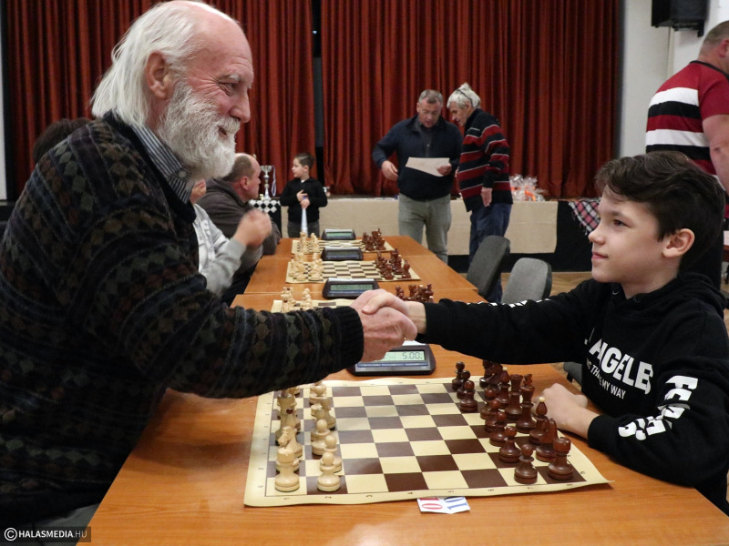 Újévi sakk, idén 23-an ültek asztalhoz <small>(youtube)</small>