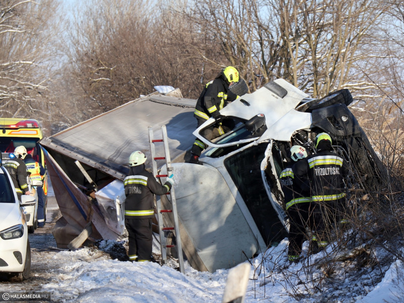 Felborult egy kisteherautó a fehértói úton