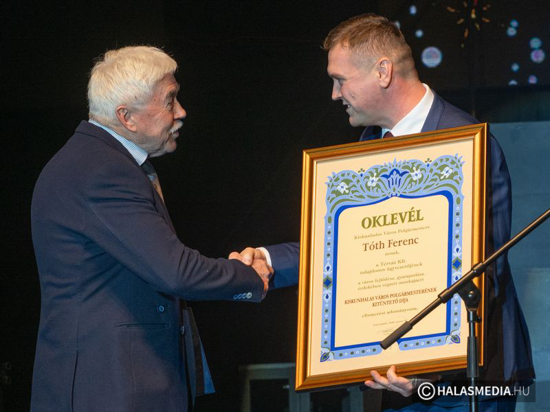 Tóth Ferenc átvette az év vállalkozója oklevelet <small>(youtube)</small>