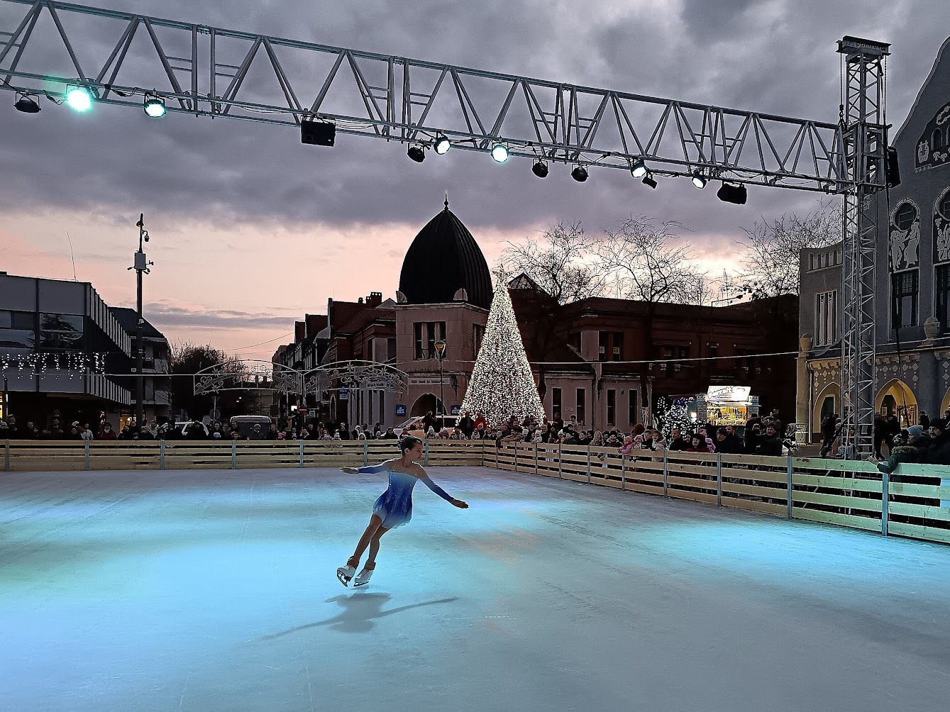 Mesefigurák, tűzzsonglőrök érkeznek a halasi jégpályára