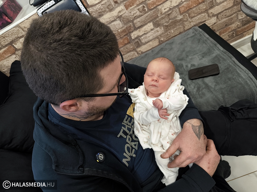 Otthonában látogattuk meg Bíborkát, az év első babáját