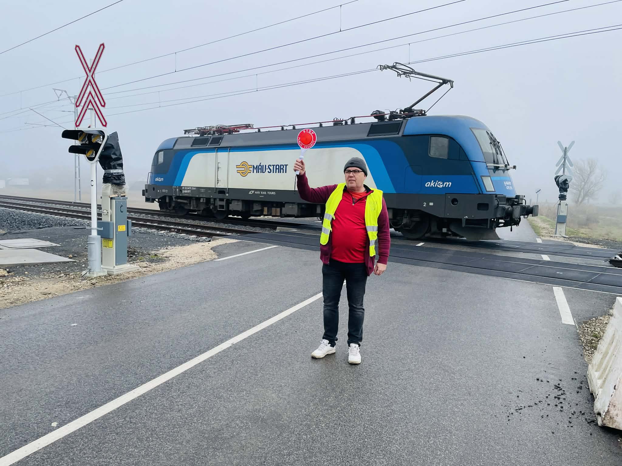 Óvatosan az átjárókban!  Emelt sebességű vasúti teszt kezdődik  <small>(youtube)</small>