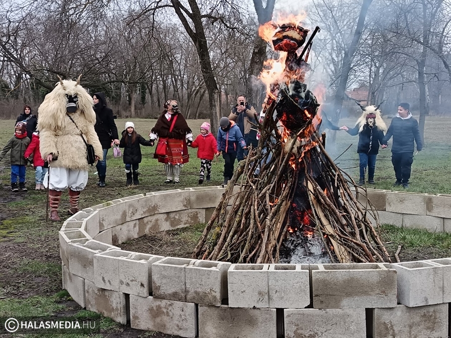 Jelmezes halasiak és busók űzték a telet
