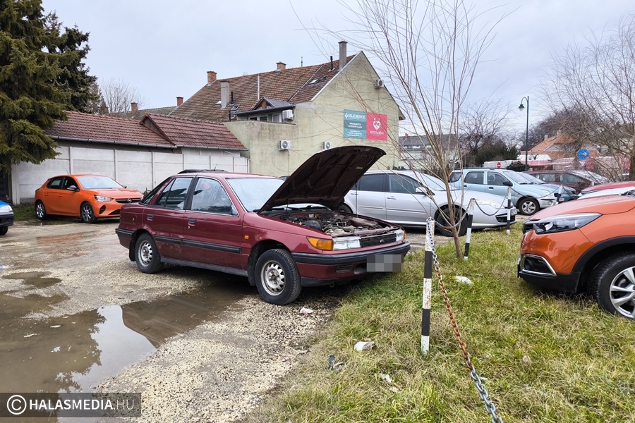 (►) Volt autó, nincs autó a parkolóban