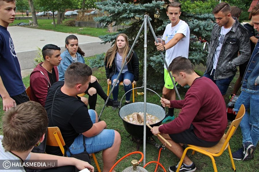 Pörkölt a bográcsban, gyros a tárcsán