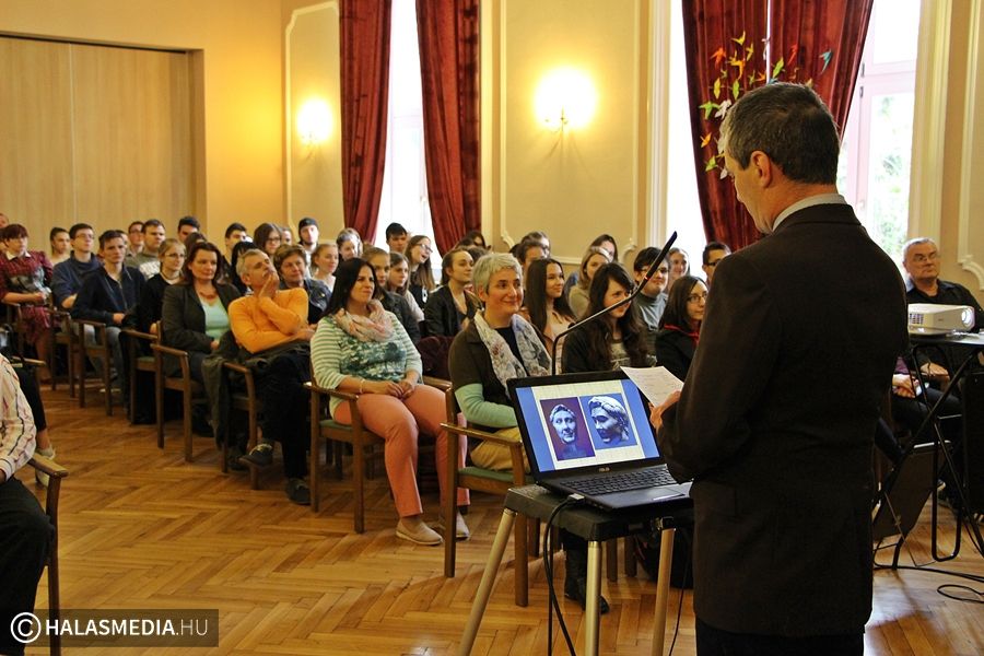 Mi van az arcukra írva?
