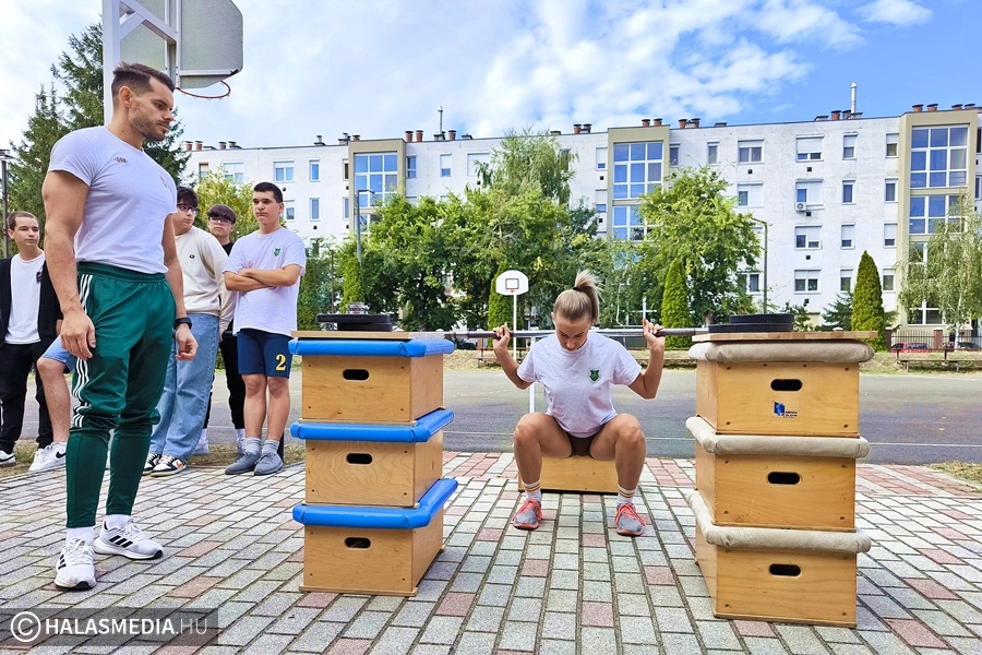 (►) Egy teljes napon át sportoltak a tekósok