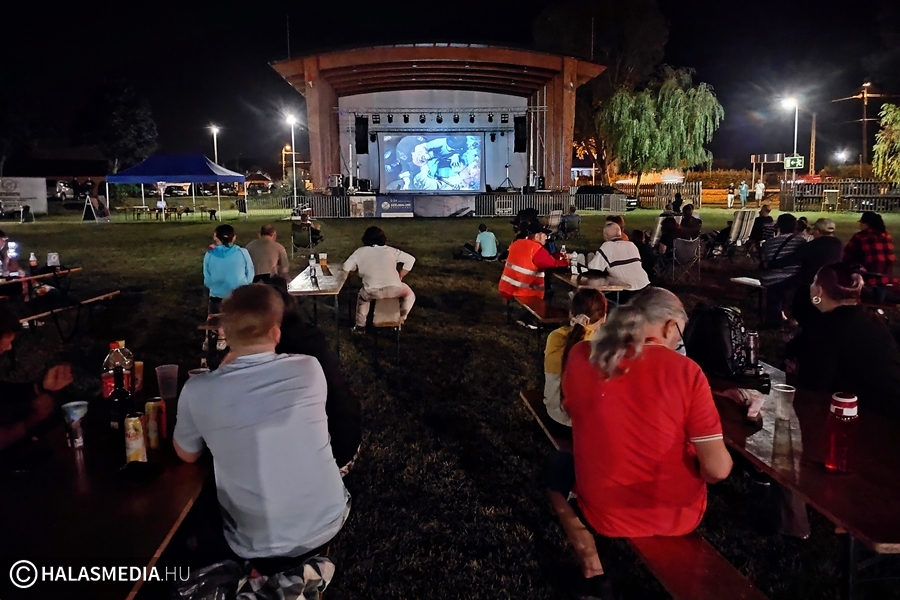 Filmvetítés és buli a tóparton