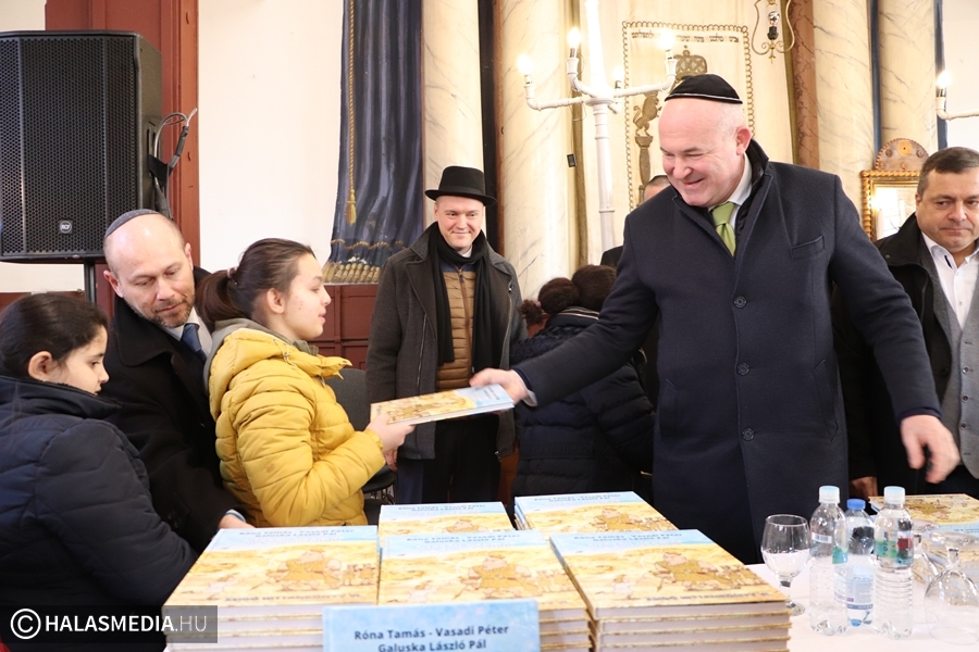 Hittankönyv bemutató a halasi zsinagógában, államtitkári látogatással