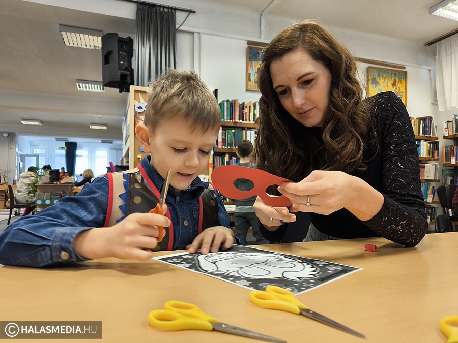 Könyvtári farsangolás álarckészítéssel, táncházzal