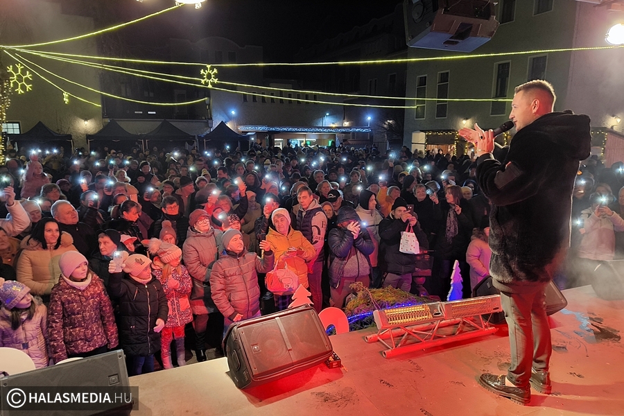 Színültig megtelt az Adventi udvar Peter Srámek fellépésén