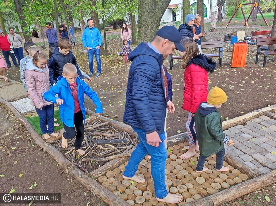 Mezítlábas ösvényt adtak át Kunfehértón