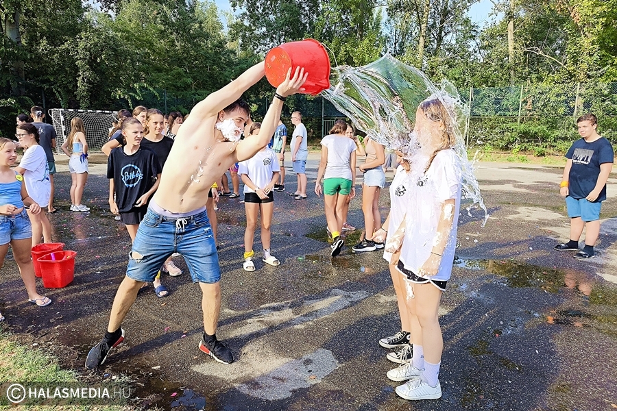 (►) Forró volt a hangulat a bibósok gólyatáborában