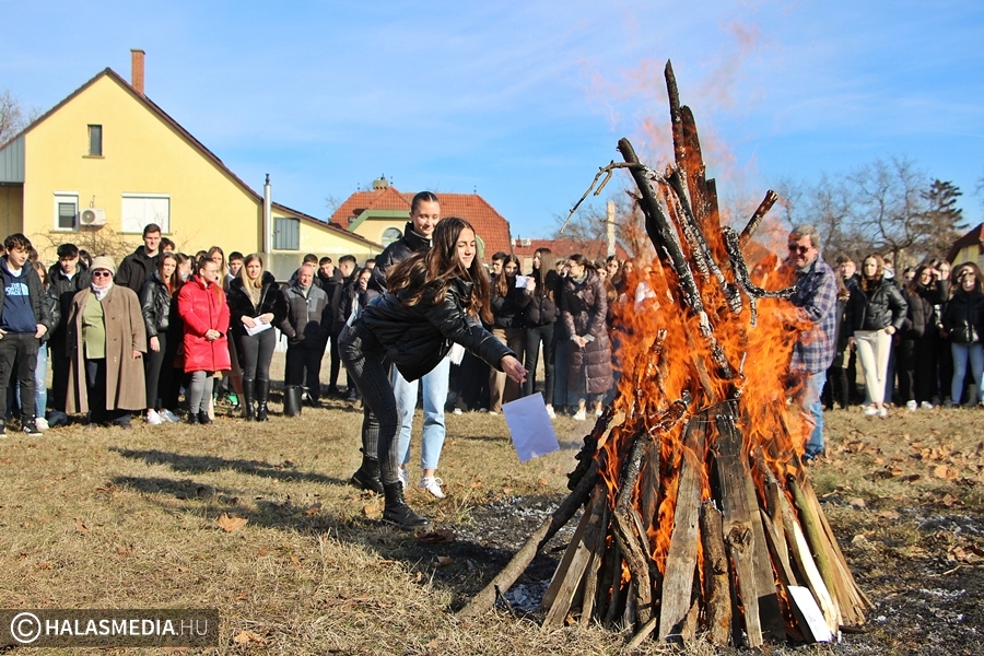 (►) Lángossal és máglyával űzték a telet a bibósok