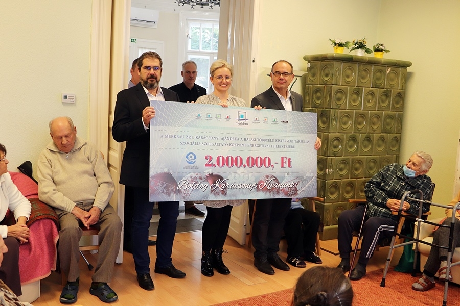 Kétmillió forintos adományt kapott az Idősek Klubja