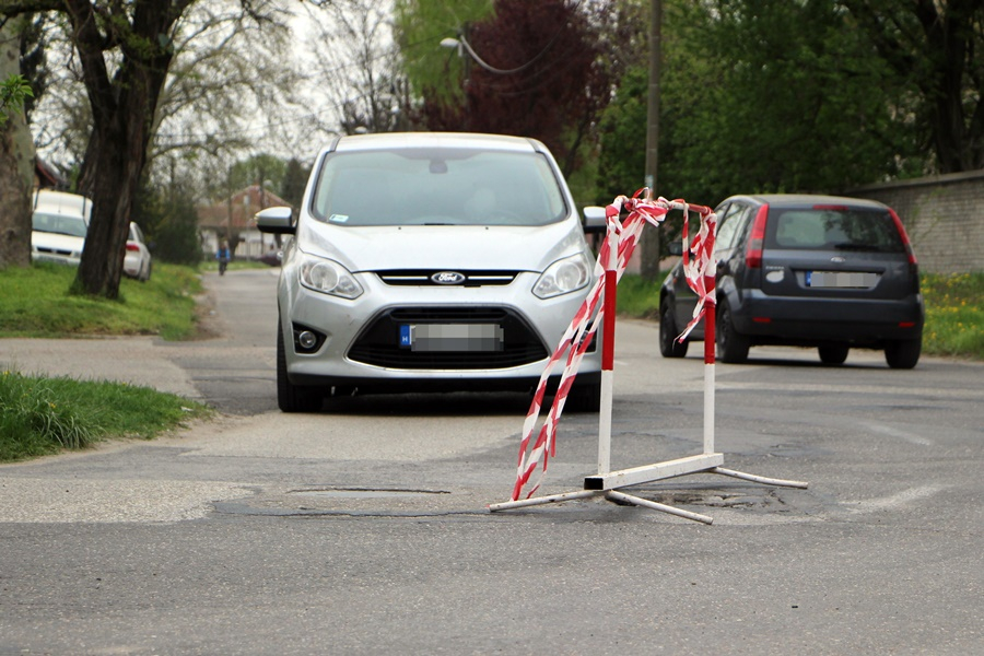 Figyelem! Beszakadt az aszfalt a Vadkerti úton