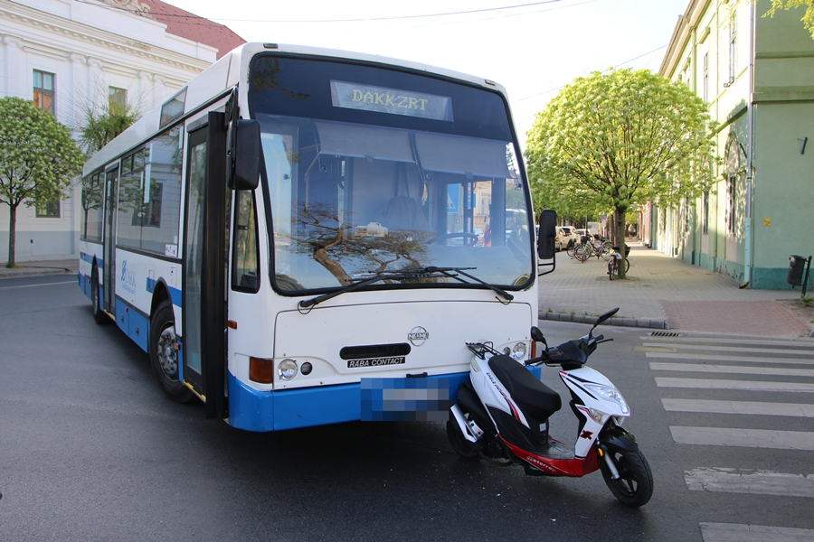 Busz ütközött egy robogóval