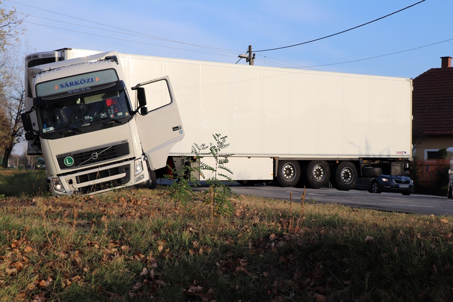 (►) Kamion csúszott árokba a Majsai úton