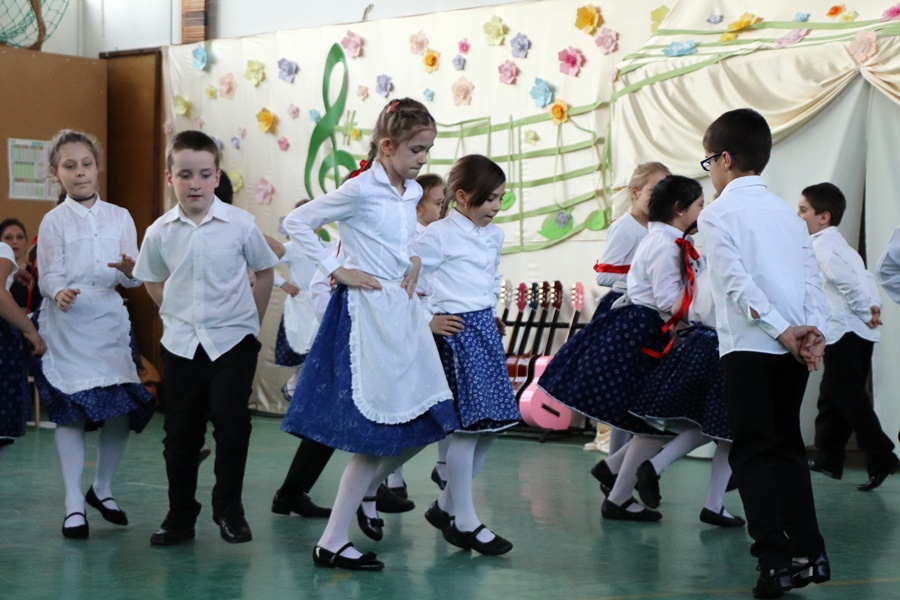 Tavaszébresztő művészeti délután a Központi-iskolában (galériák)
