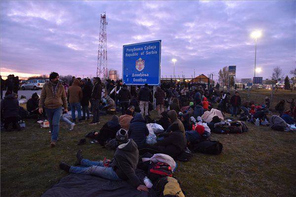 Egy migránscsoport miatt ideiglenesen lezárták a tompai határátkelőt