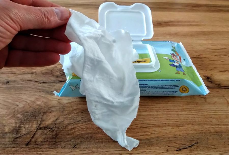 A törlőkendőnek a kukában a helye