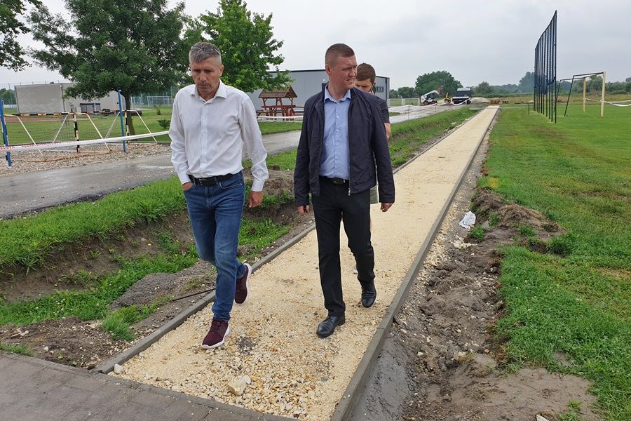 Jó ütemben halad a rekortán futókör építése