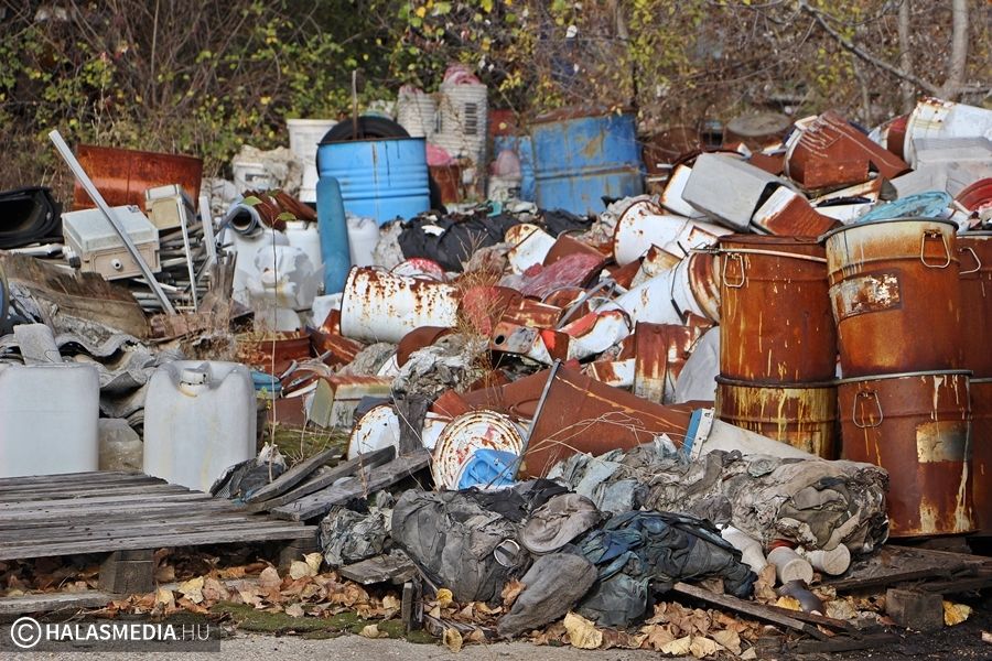 A NAV elszállíttatja a veszélyes hulladékot a Majsai útról