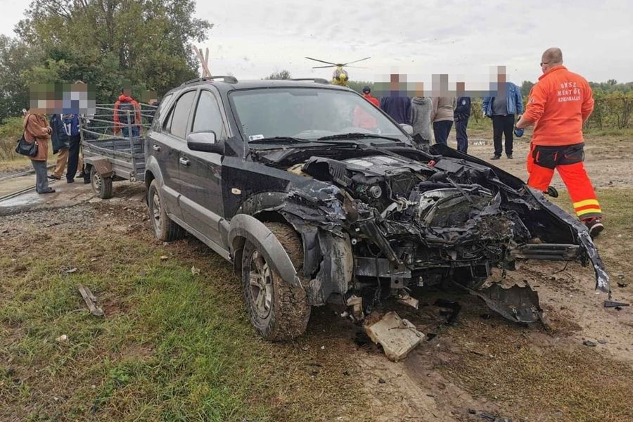 Autó ütközött vonattal Kiskunhalas és Kunfehértó között