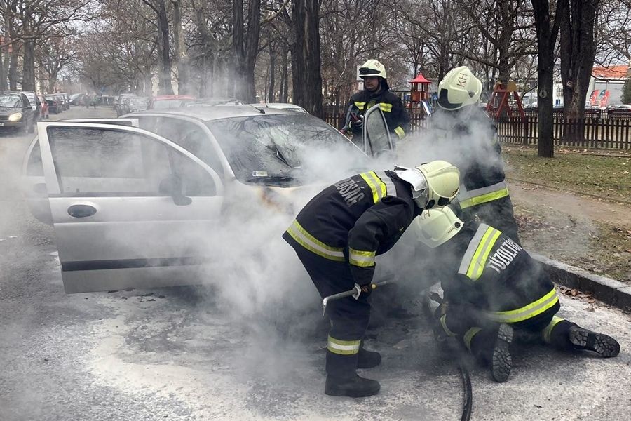 Kiégett egy Daewoo motortere a Bercsényi utcában (galéria)