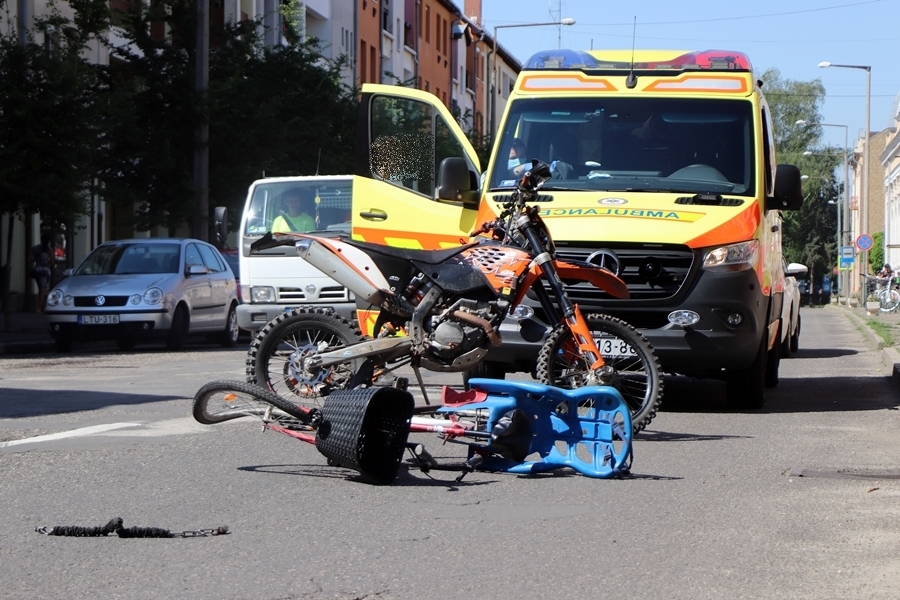 Motoros és kerékpáros ütközött Halas belvárosában (galéria)