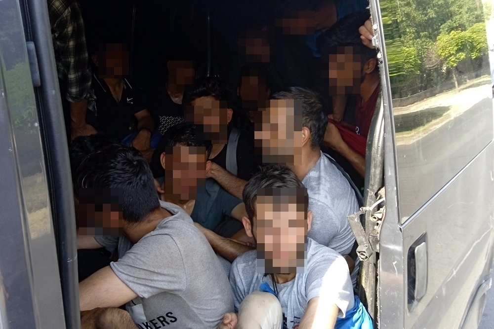 Román rendszám, magyar embercsempész, 20 migráns