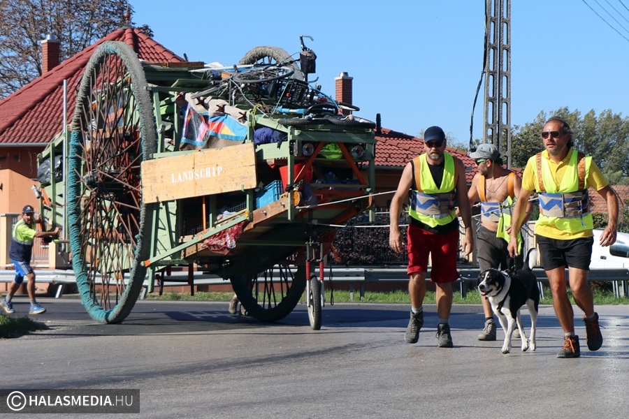 (►) Kiskunhalasra is „behajóztak” a belga vándorok (galéria)