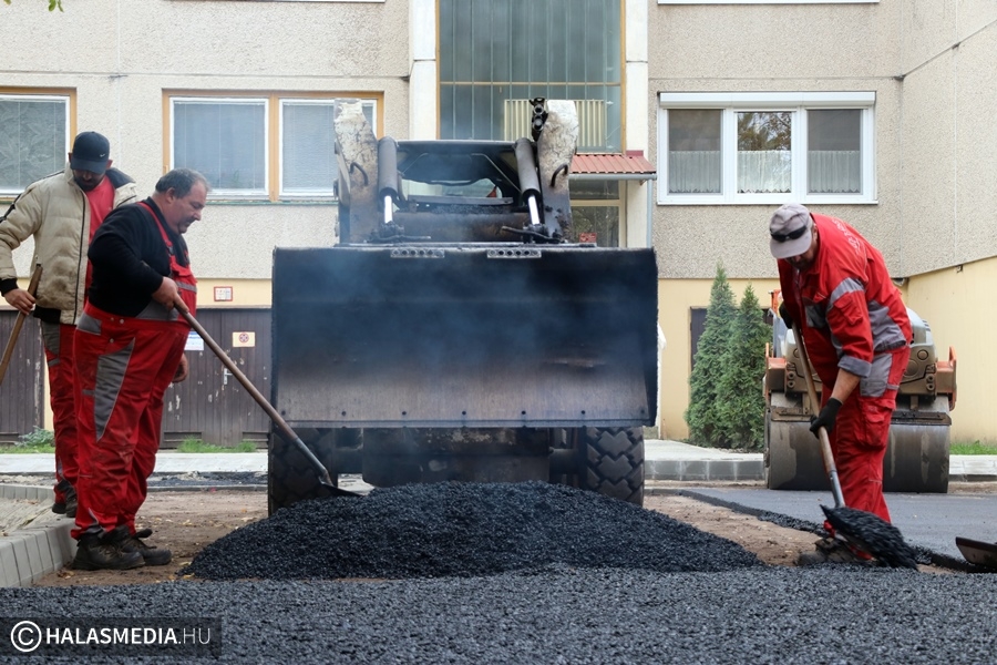 (►) Aszfaltoznak a Kuruc vitézek terén (galéria)