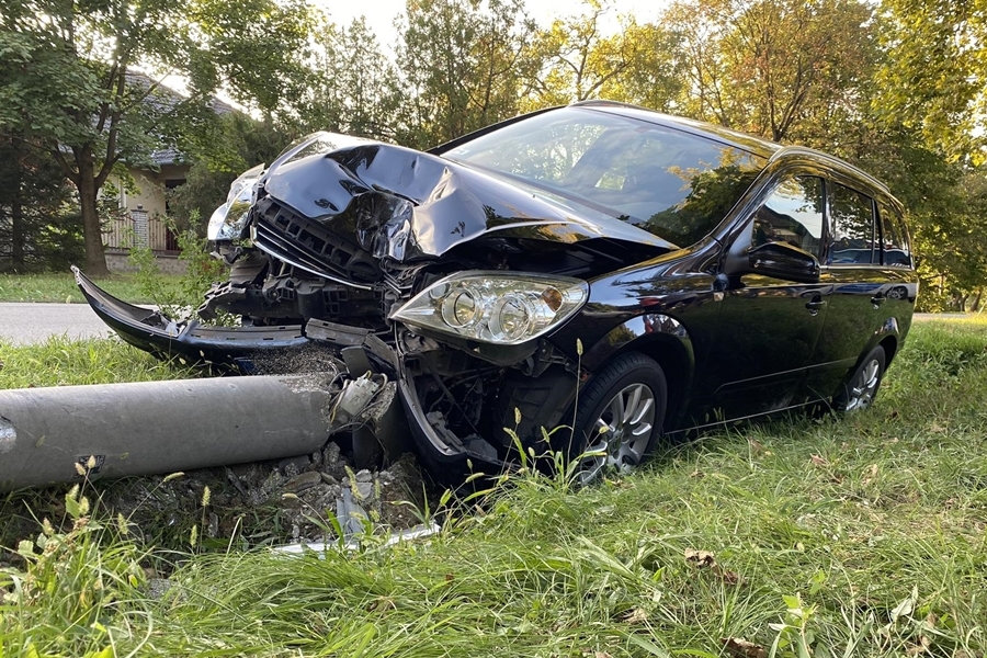 Villanyoszlopnak ütközött egy autó a Jókain