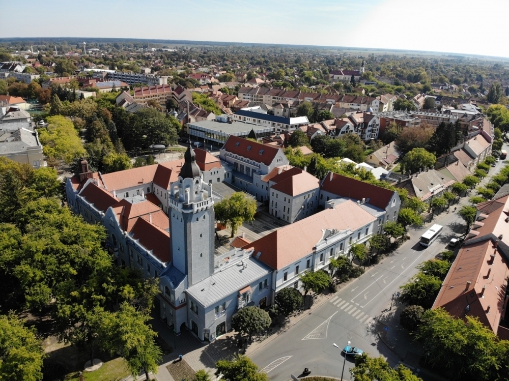 Díjakról döntenek, beszámolók lesznek a testületi ülésen