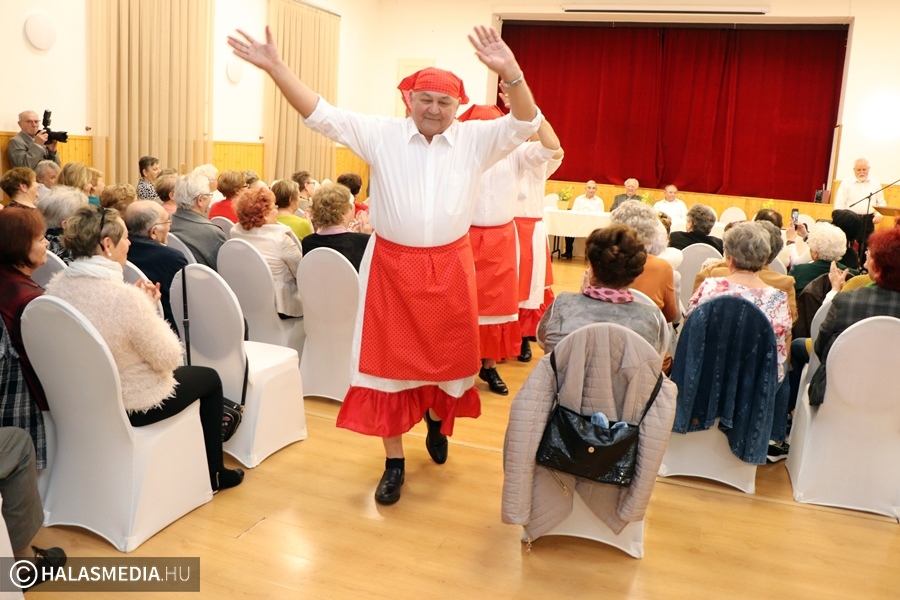 Vidám nőnap, versekkel, tánckarral (galéria)