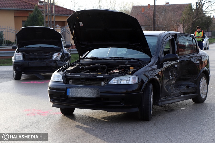 Opel ütközött Forddal az Átlós út és a Szegedi út kereszteződésében (galéria)
