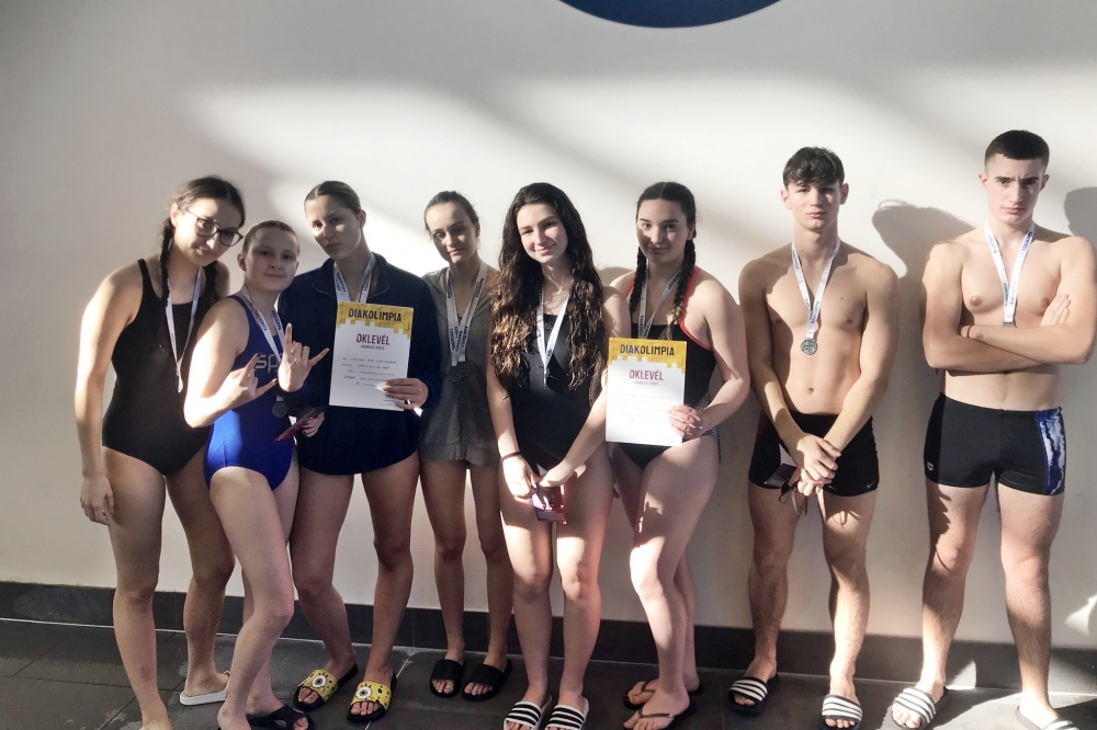 Országos döntőbe úsztak a bibós diákok