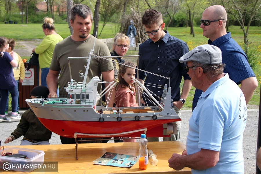 (►) Népszerűek voltak a vizen száguldó kishajók a Csetényi Élményparkban (galéria)