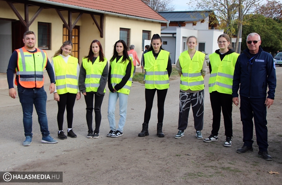 A halasi polgárőrök is ügyelnek a temetők biztonságára