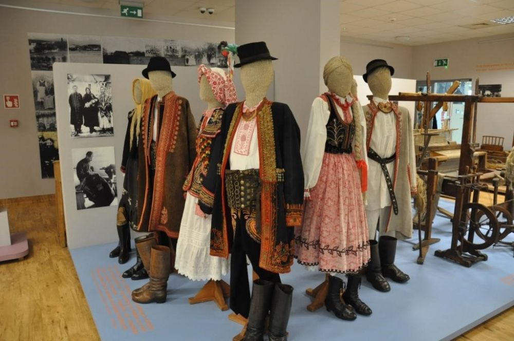 A Szandeci Lachok öltözéke, hagyományai és népszokásai