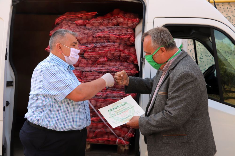 Két tonna burgonyát adott a Bács Gazda-Coop a kórháznak
