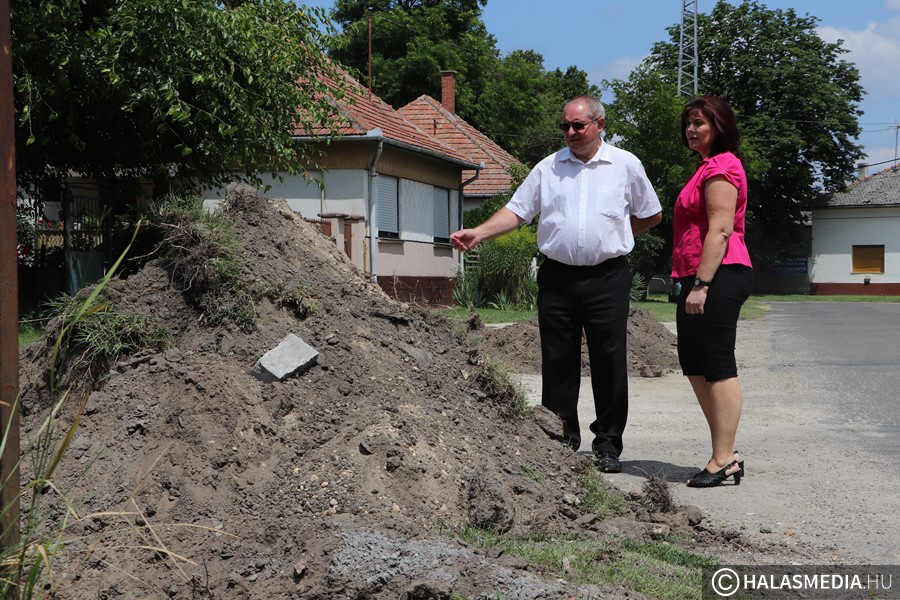 Új parkolókat és aszfaltot kap a Kazinczy utca