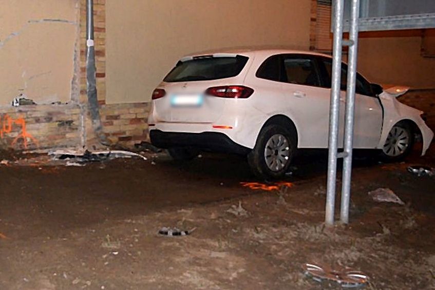 Ukrán embercsempész ütközött lopott autóval a falnak Mélykúton
