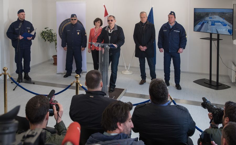 Belügyminiszteri látogatás a tompai tranzitzónában